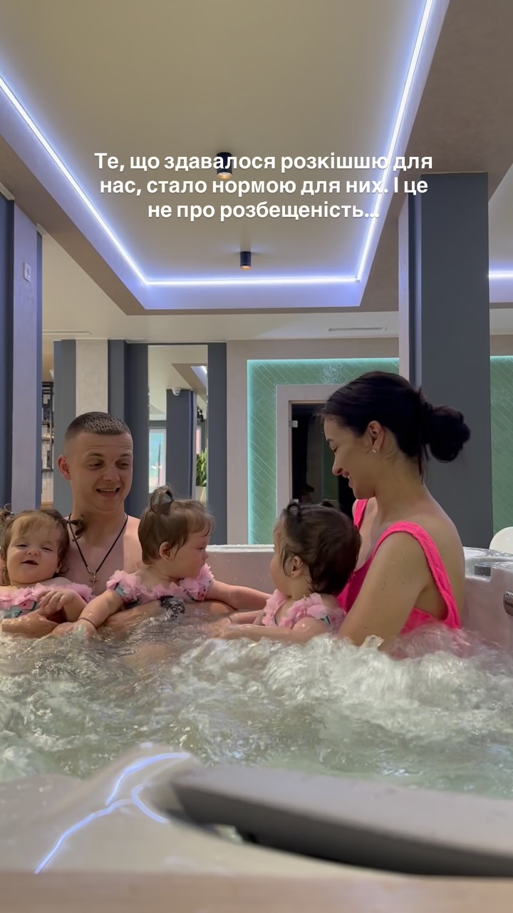 …а про свідомість 🤌🏼
Іноді нам бажають: «Хлопчика б ще! Ви такі молодці!»
Цей допис не про когось конкретно і не про те, що мене обурюють такі слова. Це про те, що ми свідомо ставимося до батьківства. Бо на нас уже лежить величезна відповідальність - і моральна, і фізична, і матеріальна.
І саме матеріальна - одна з найважливіших. Ми хочемо дати дівчатам не лише дах над головою та їжу, а й якісну освіту, розвиток, подорожі, можливості для майбутнього.
А з неба нічого не падає, на жаль.. Все це ми з чоловіком заробляємо самі. Вдвох. І я точно знаю, що саме так і має бути.
Тому, перш ніж бажати комусь «ще діток», згадайте: за цим стоїть не лише миле слово, а роки праці, витрат, безсонних ночей і щоденного вкладення сил у тих, хто вже є ❤️